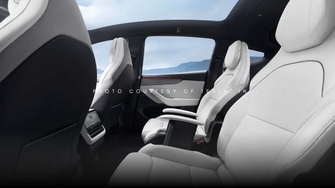 Tesla_Model_Y_sidebackseat.jpg