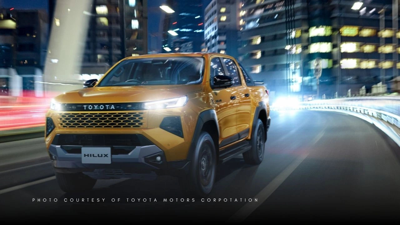 Toyota_hilux_driving.webp